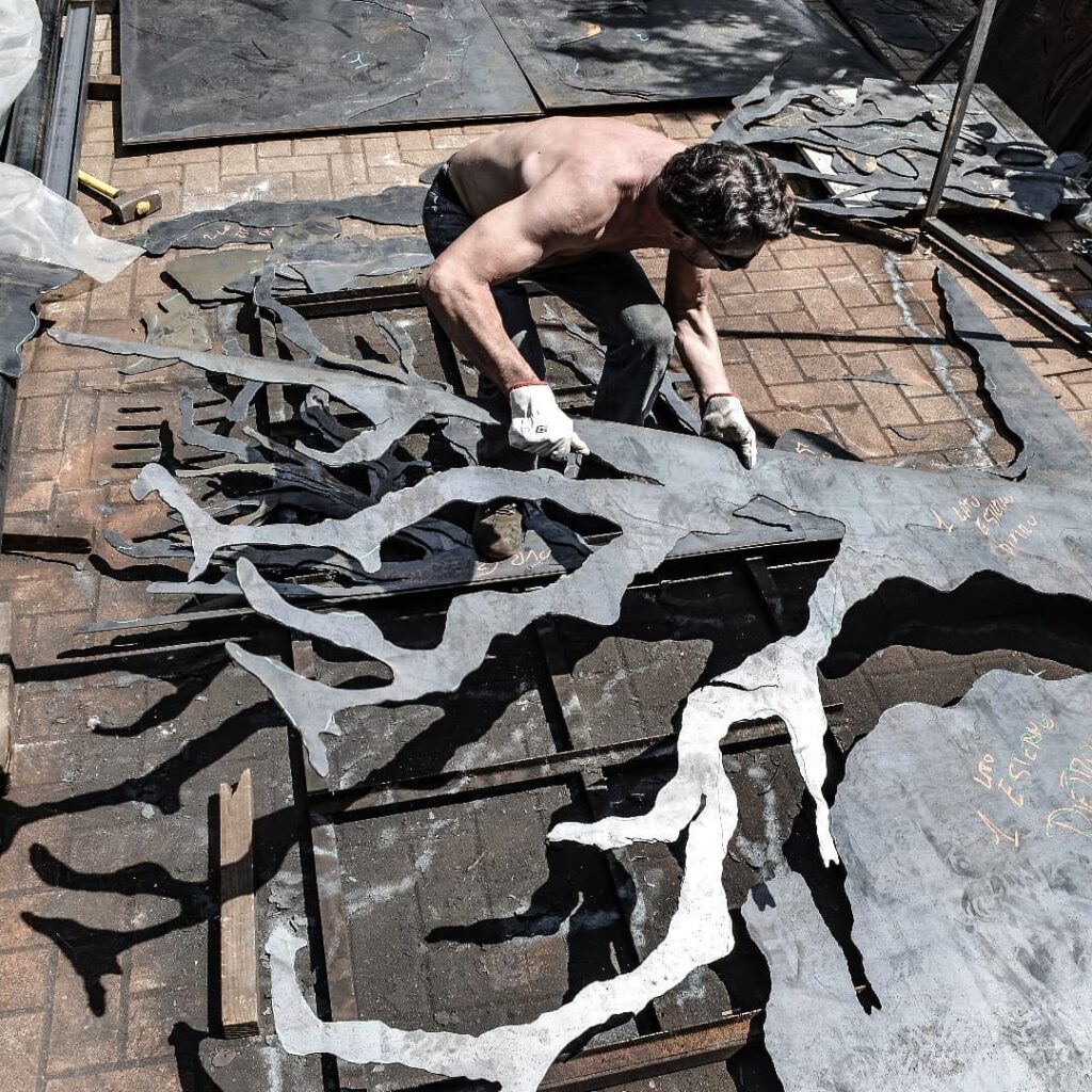 Paolo Fusi durante la fase di assemblaggio di una delle sue opere d'arte